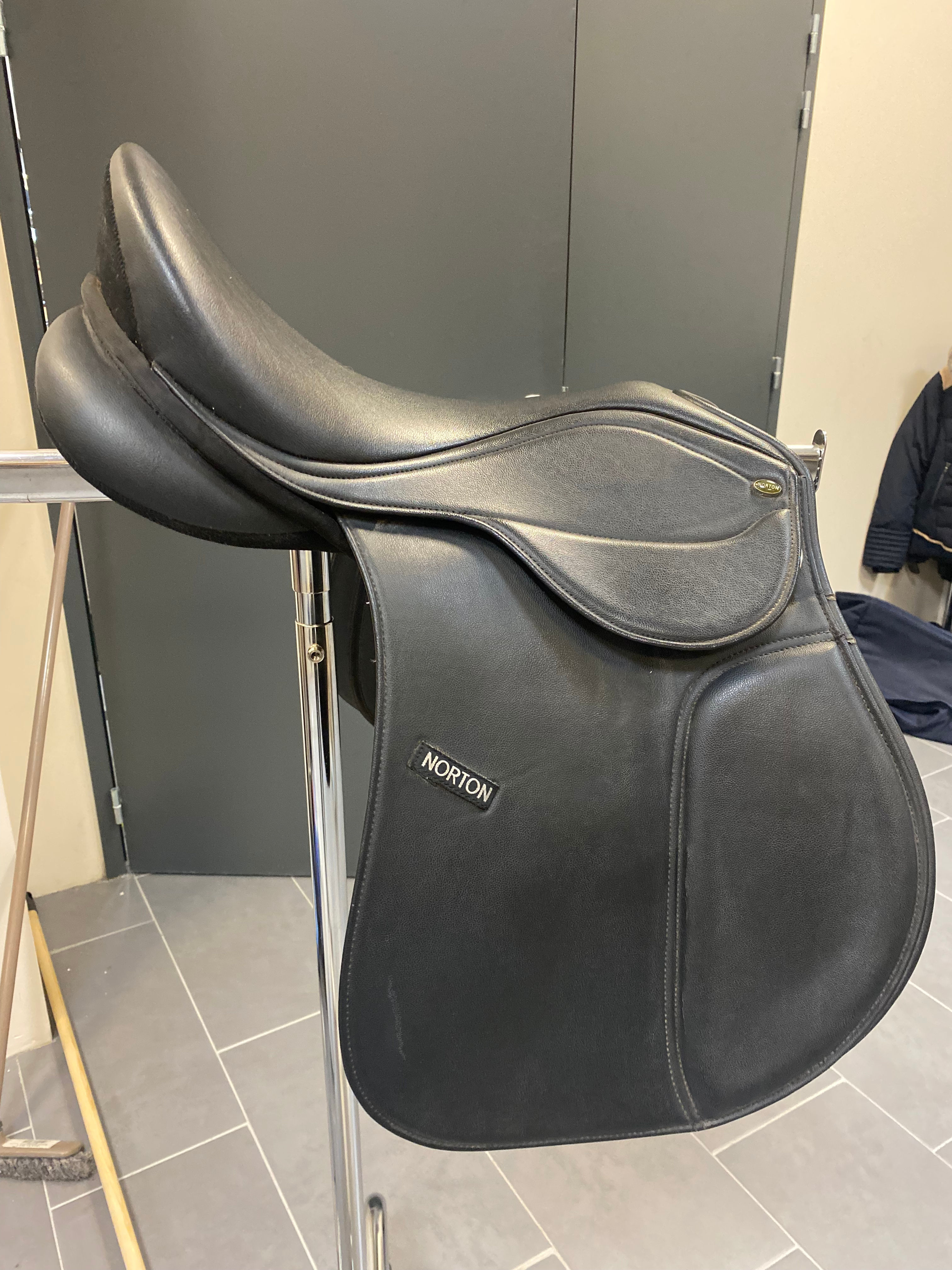 9732SELLE NORTON REXINE 17' NOIRE