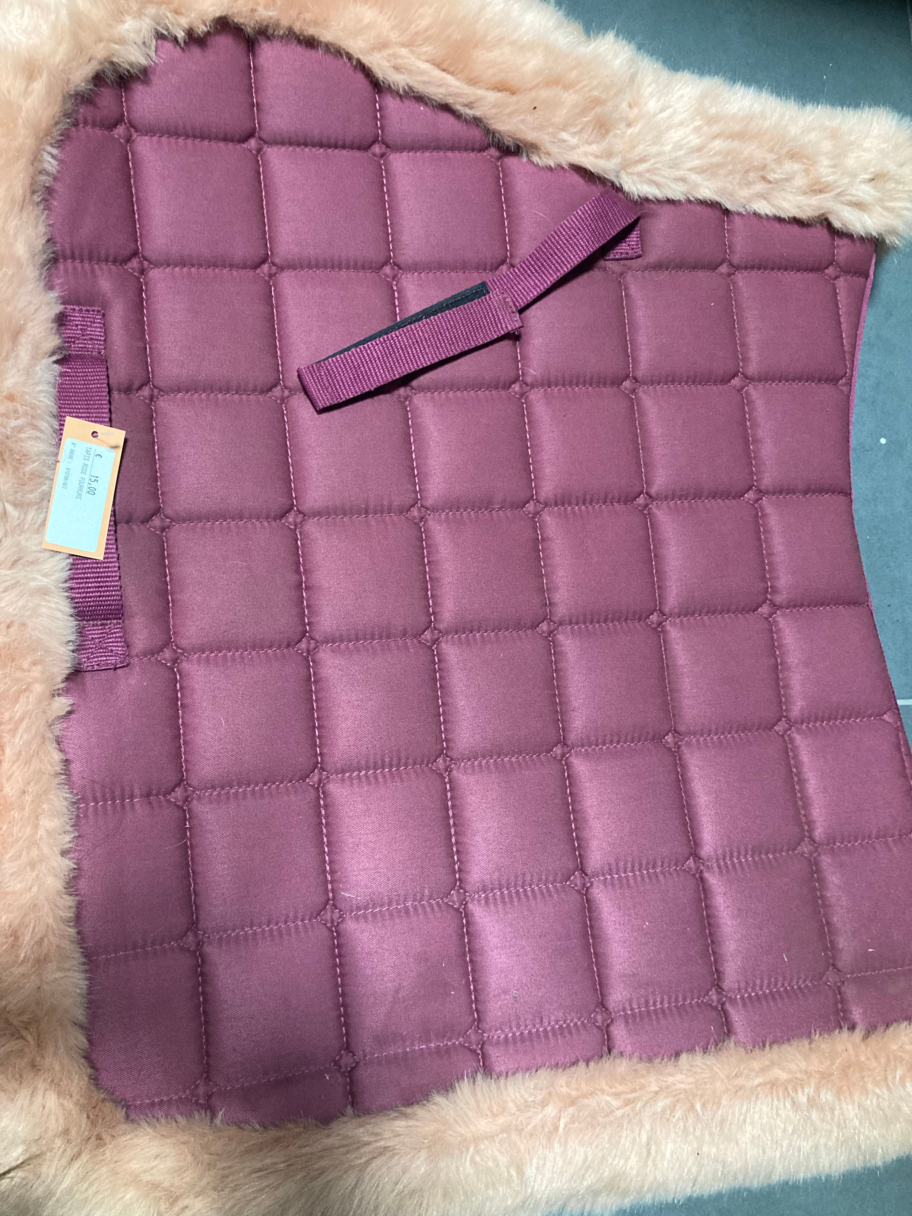 107698 tapis rose fourrure