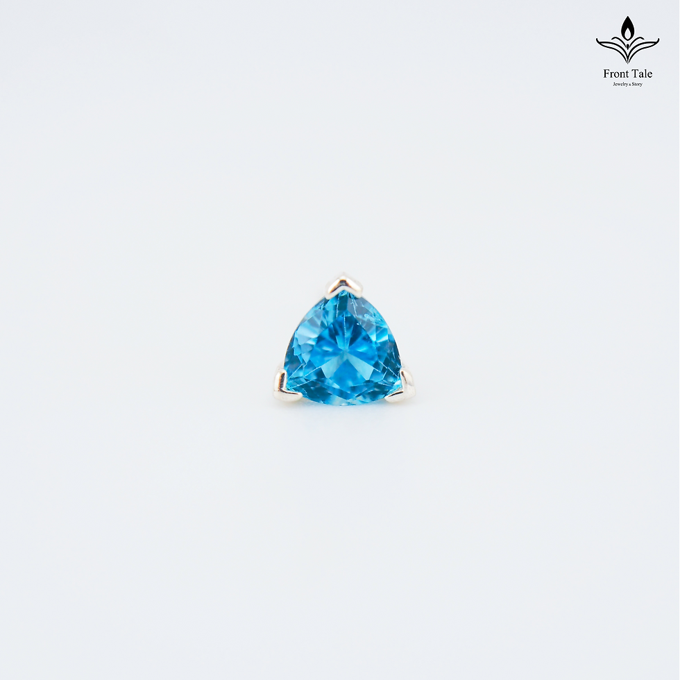 ภาพขนาดย่อ: ต่างหูประดับพลอยบลูโทปาสทรงสามเหลี่ยม คอลเลคชั่น New Bloom