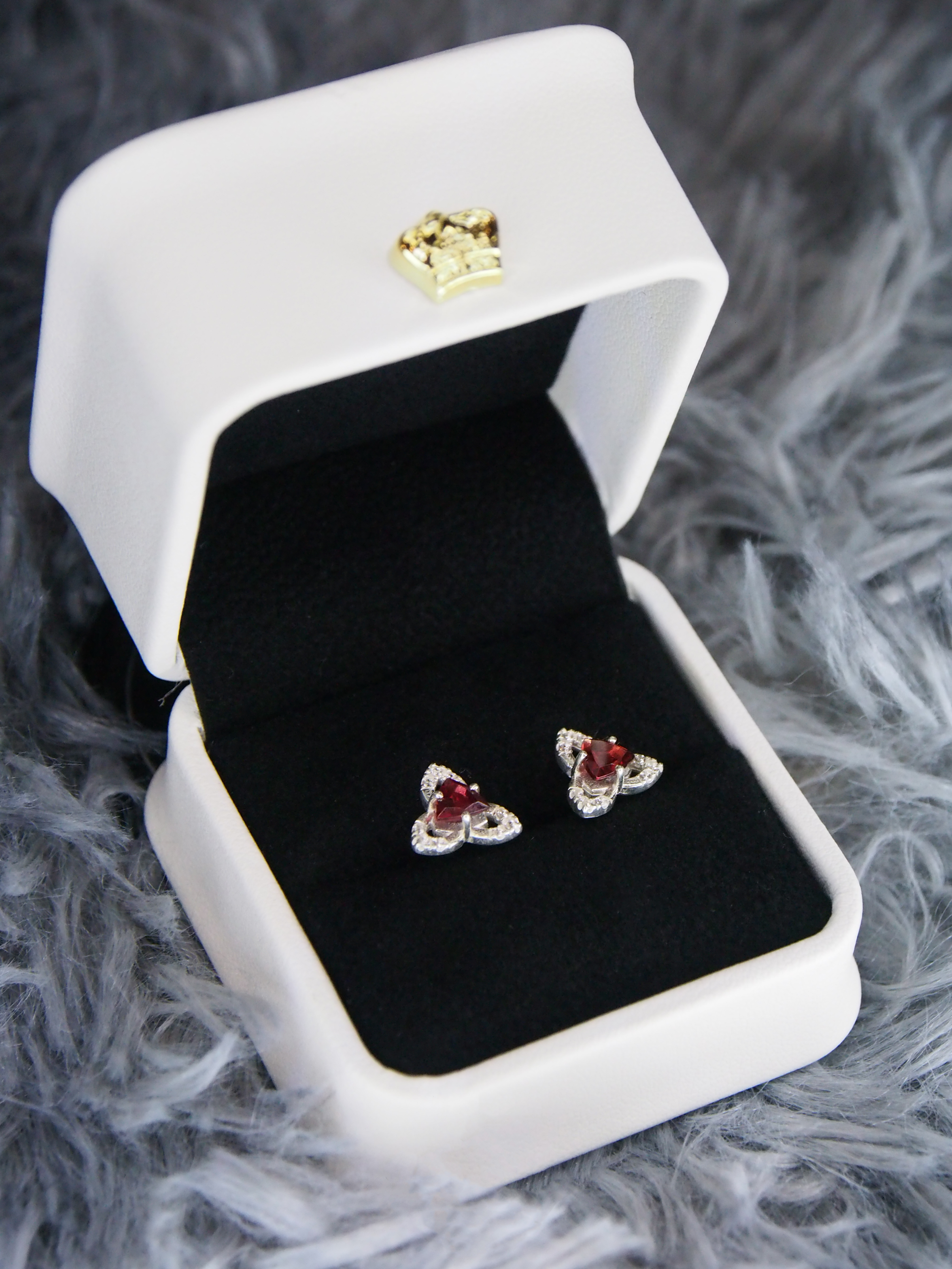 Unity Bloom ต่างหูดีไซน์รูปดอกไม้ ประดับพลอยโกเมน