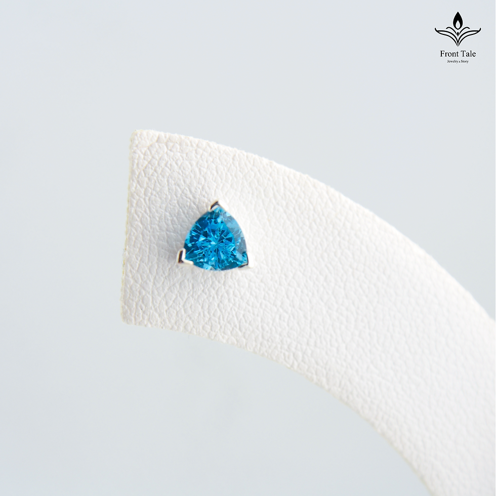 ภาพขนาดย่อ: ต่างหูประดับพลอยบลูโทปาสทรงสามเหลี่ยม คอลเลคชั่น New Bloom