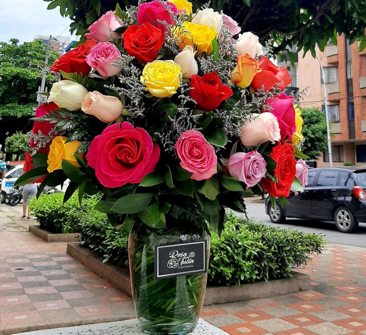Detalle Especial de Jarrón con Rosas de Diversos Colores