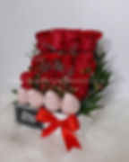 Arreglo de rosas rojas con fresas, www.FLORISTERIAROSATULIA.com, Arreglo Floral (83) FloristeriaRosatulia.
