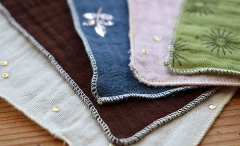 Les mouchoirs en double gaze de coton sont doux pour les nez et absorbants. Ils permettent de remplacer les papiers mouchoirs pour tendre vers le zéro déchet.