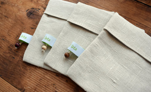 Ces pochettes à savon et à brosse à dents en chanvre permettent de transporter cosmetiques solides et brosse à dents lors de vos déplacements. Idéal pour une hygiène zéro déchet.