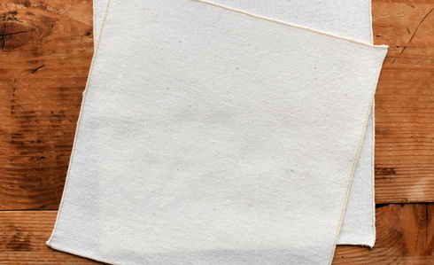 Les mouchoirs en flanelle de coton biologique sont doux pour les nez et absorbants. Ils permettent de remplacer les papiers mouchoirs pour tendre vers le zéro déchet.
