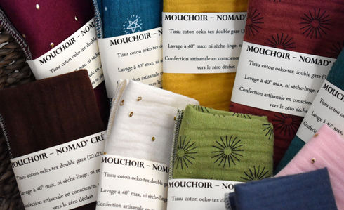 Les mouchoirs en double gaze de coton sont doux pour les nez et absorbants. Ils permettent de remplacer les papiers mouchoirs pour tendre vers le zéro déchet.