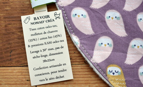 Doublé avec une matière absorbante, le bavoir épongera les éventuelles régurgitations du nouveau-né et sera pratique lors de la pousse des dents.