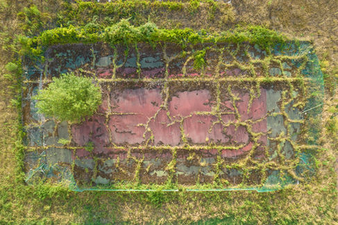 minimalisme drone art abandon urbex architecture exploration nature paysage couleurs design tennis végétation