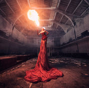 shooting urbex modèle dans un lieu abandonné pour une image d'art, fantastique et design pour tirage d'art et décoration,