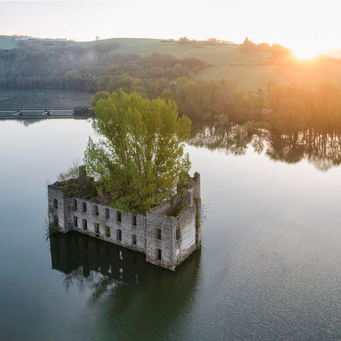 drone château soleil lac exploration urbex art