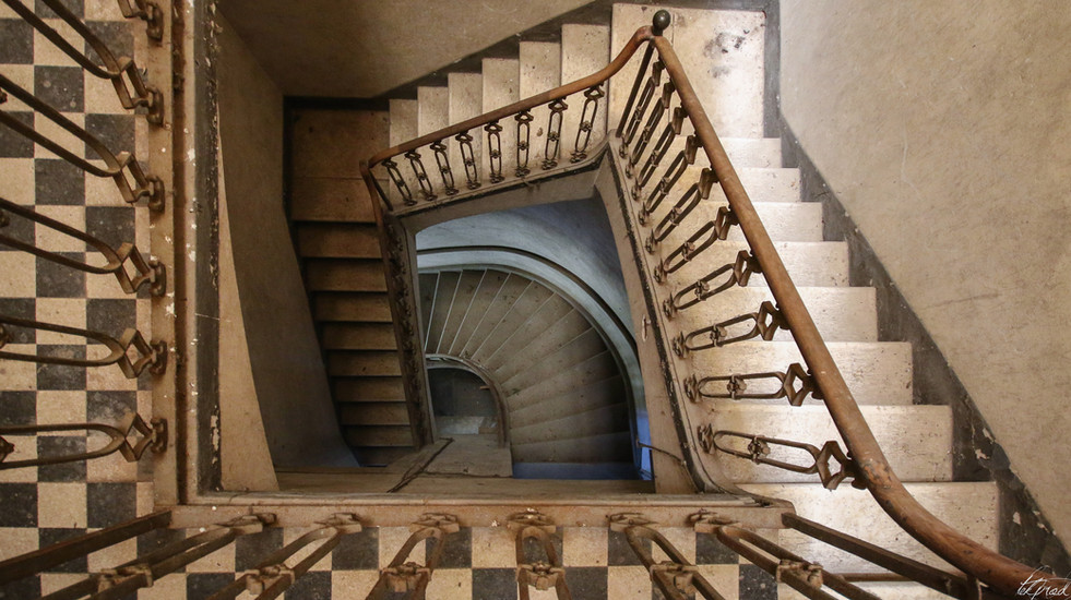 Urbex escaliers design art urbex abandon perspective imaginaire profondeur ruines voyages architecture casino