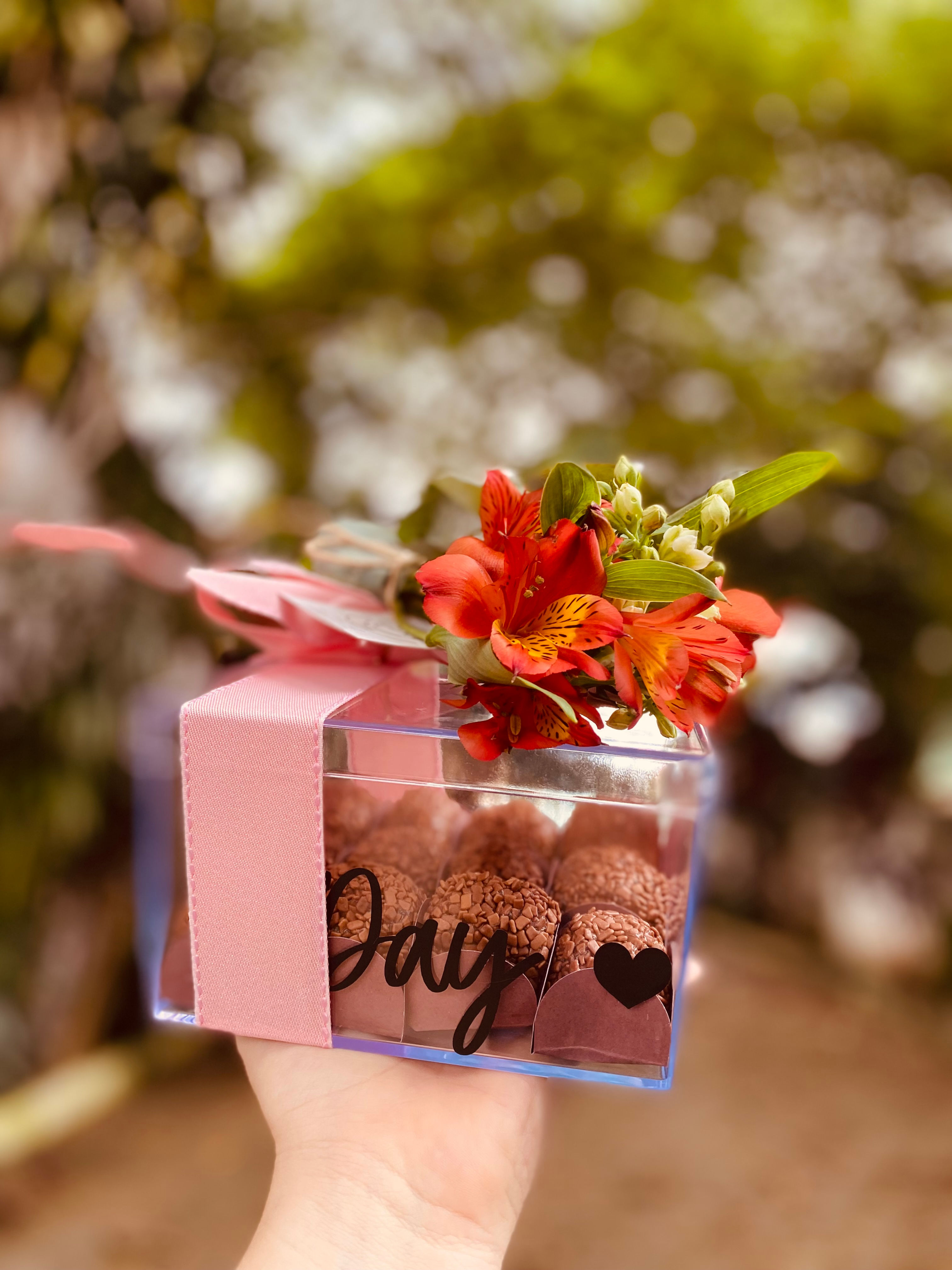 Caixa de acrílico com brigadeiros.
