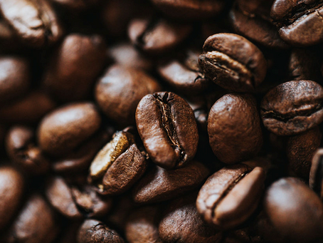 El Descubrimiento de los Granos de Café: sus Orígenes, Simbolismo, Beneficios e Impactos