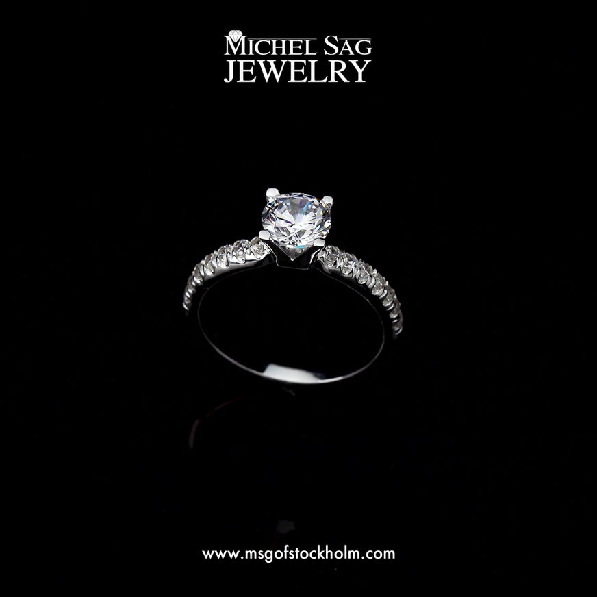 Elegant 0.71 ct Round Cut Diamond Ring Featuring Accent Side Stones