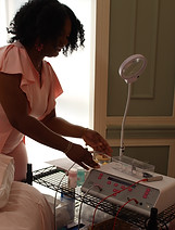 Keleesa using the machine