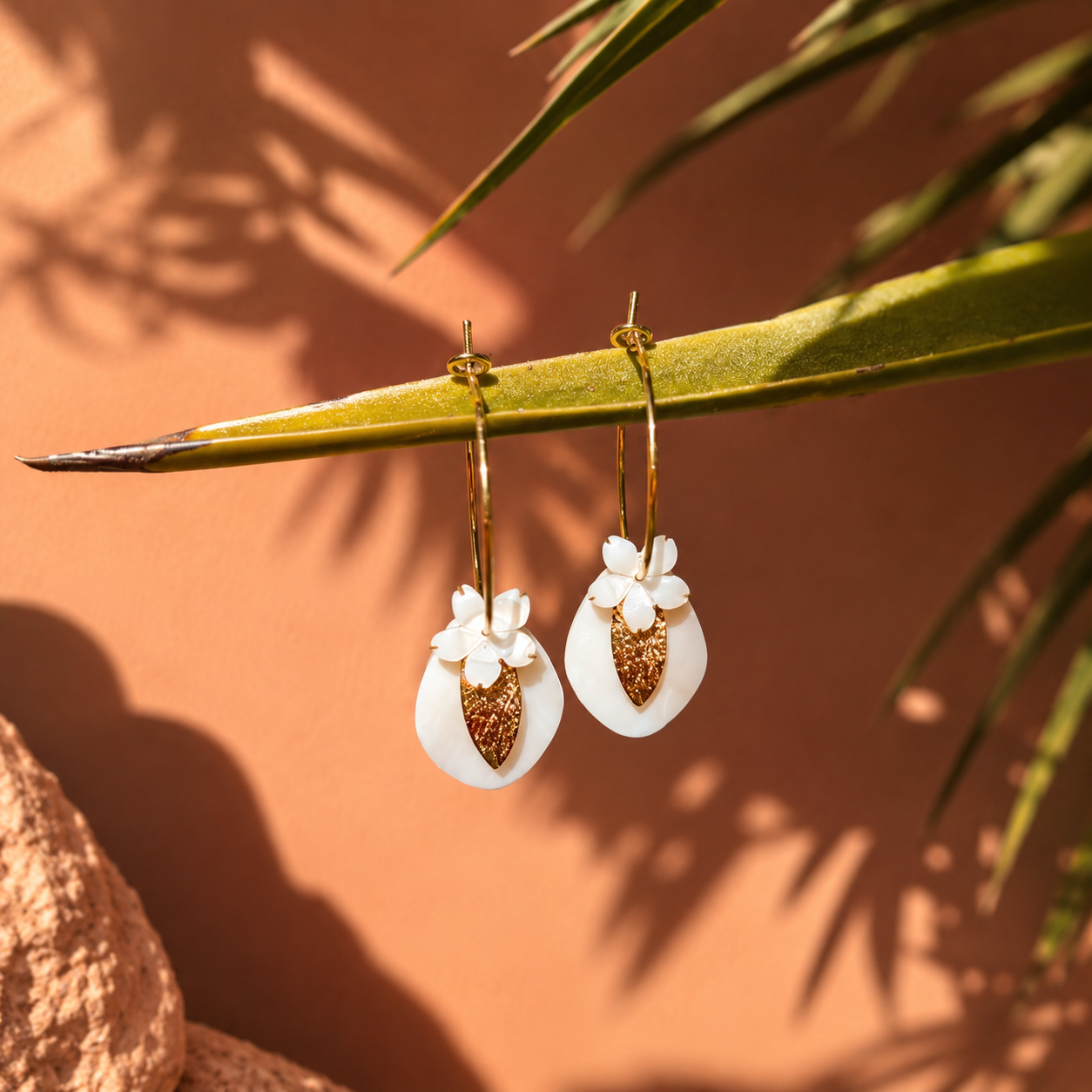 Boucles d'oreilles créoles coquillage naturel & fleur de nacre