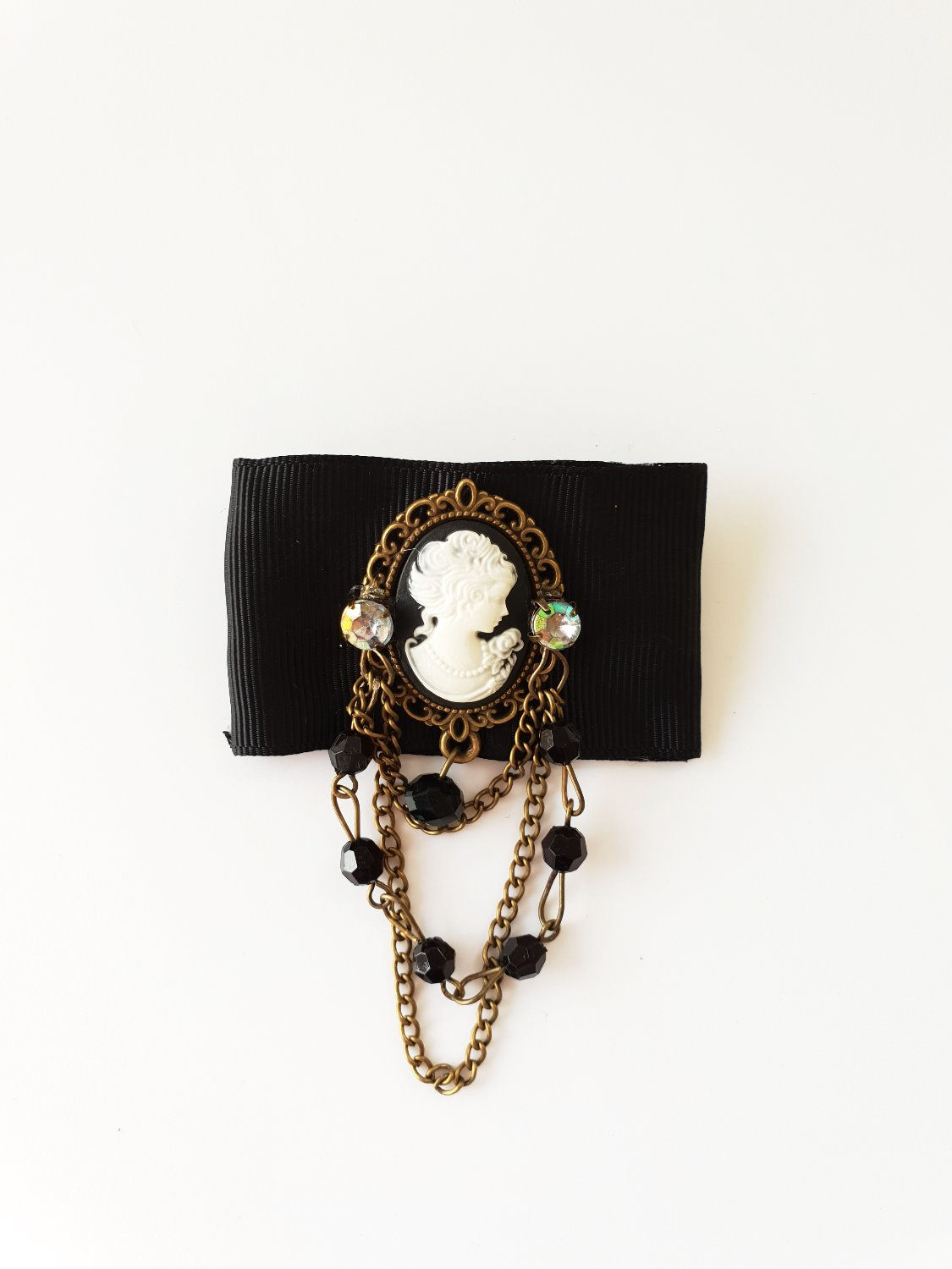 Broche jabot camée noir