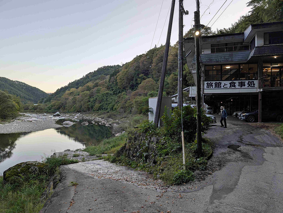 湯船からはこのような山々と川の景色を眺めることができました。