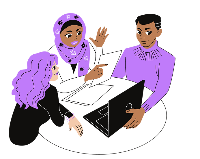 três pessoas conversando e trabalhando juntas