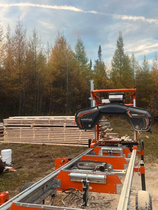 Équipement de sciage mobile permettant la transformation de billots en matériaux de construction