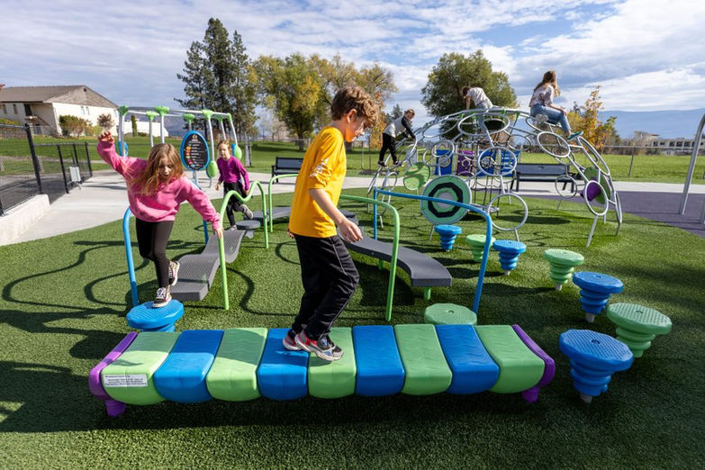 Structure de jeux Playworld en parcours avec Sidewalk pour parc municipal.