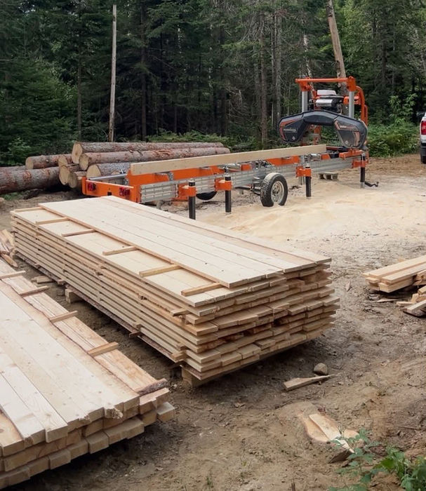 Planches de bois fraîchement sciées par une scierie mobile au Québec