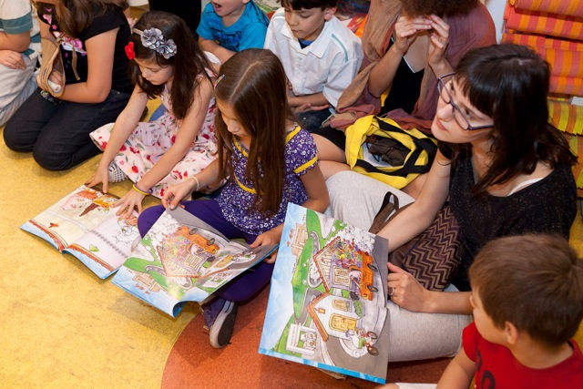 O Retorno ao Papel: Escolas Suecas Redescobrem Livros e Inspiram Reflexão no Brasil