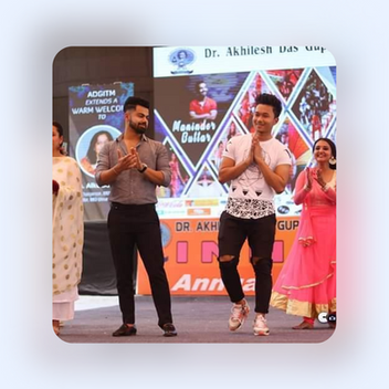 Reay with Virat kohli on stage