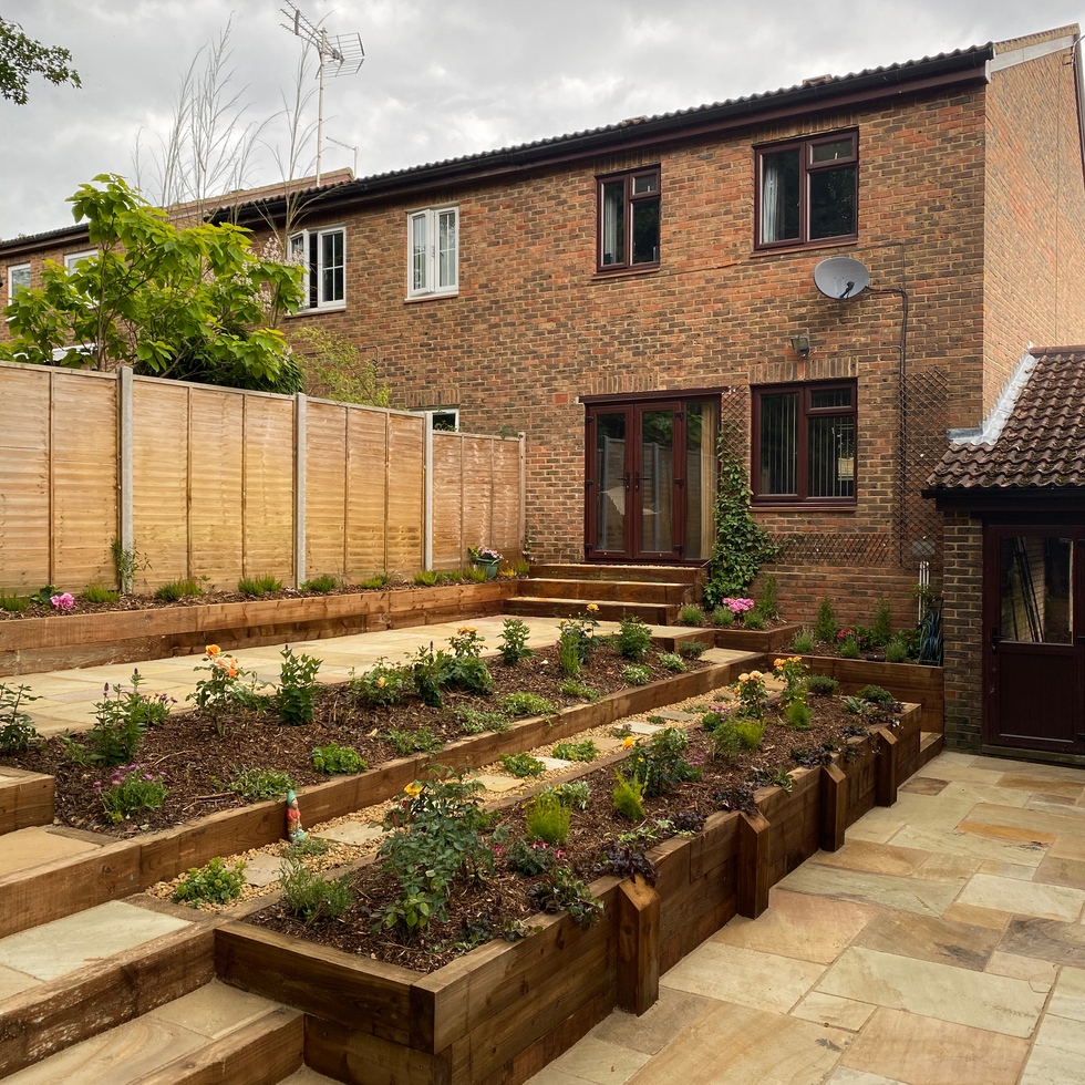 STEVENAGE. (2020) PATIO, BEDS, STEPS, PLANT SCHEME.