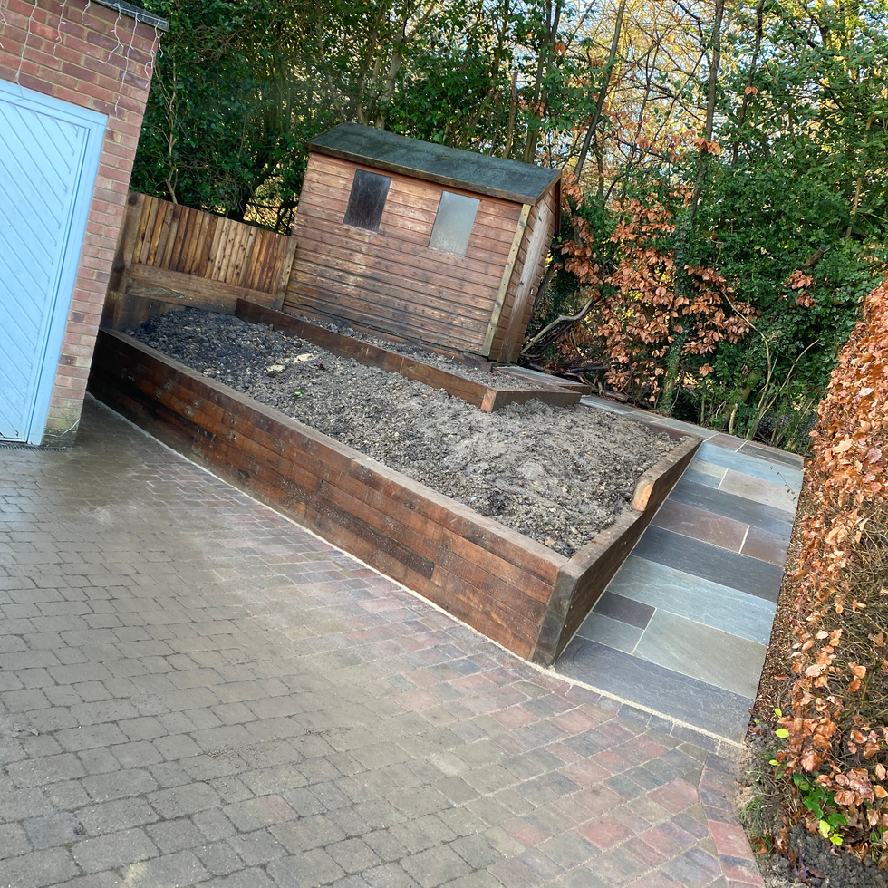 WELWYN GARDEN CITY. (2020) FENCING, SLEEPER RASIED BEDS, PAVING.