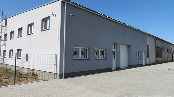 Pohľad na stenu od VU a vstup do budovy.jpg