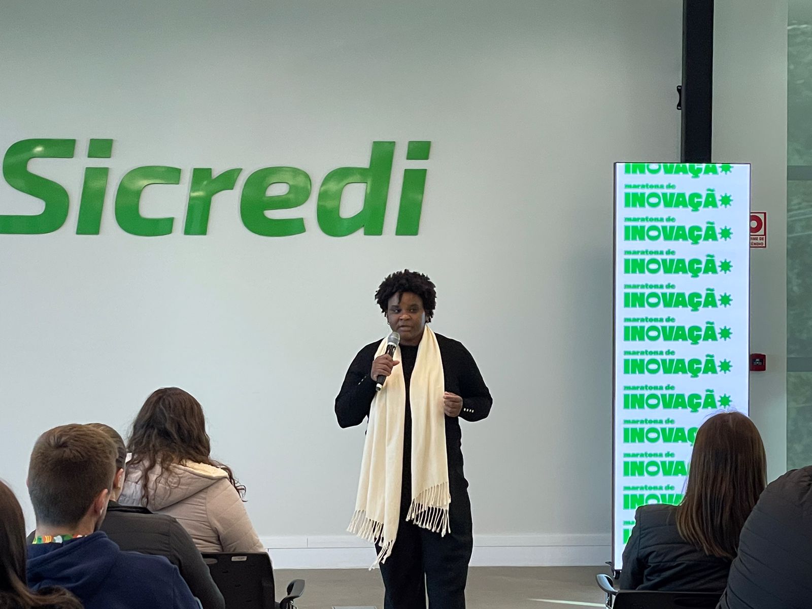 Ana Cabral palestrando sobre Transformação Digital com IA e dados na Jornada de Inovação do SICREDI