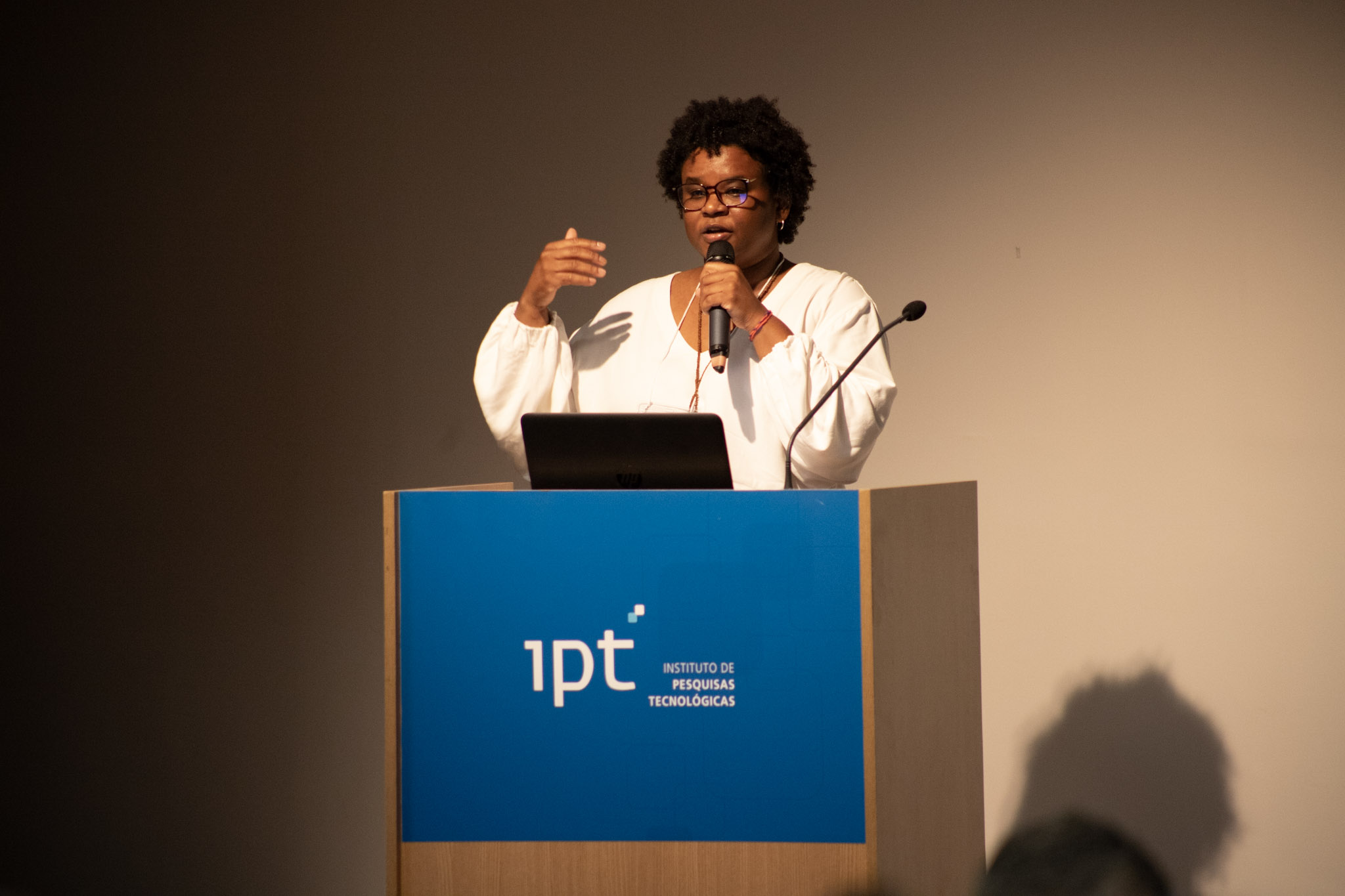 Ana Cabral palestrando sobre o futuro do trabalho na era da IA no IPT USP