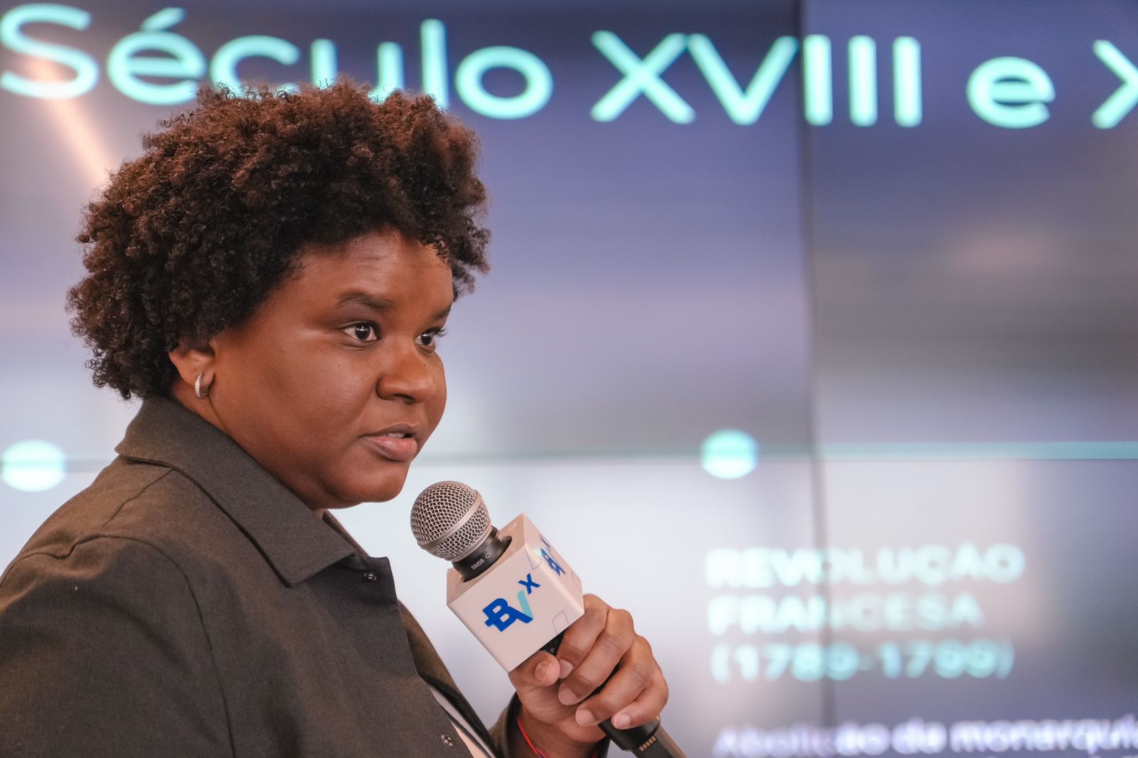 Ana Cabral palestrando sobre a revolução da inteligência artificial no Banco Votorantim BV