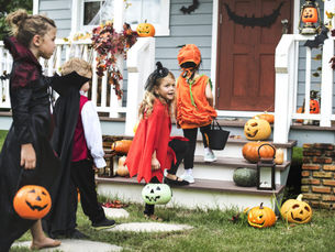 9 Best LA Neighborhoods for Trick-or-Treating With Kids (2026)