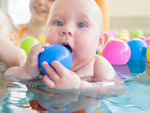 Top Reasons to Enroll Your Infant in Swimming Classes! 