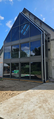 Wasi Baumontage übernahm die fachgerechte Montage einer Pfosten-Riegel-Fassade – präzise ausgeführt und zuverlässig im Projekt umgesetzt.