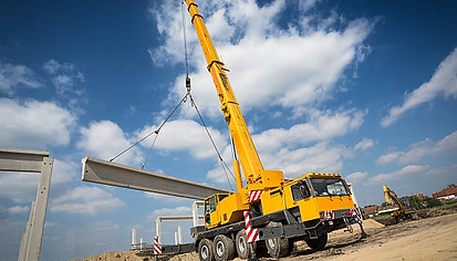 Over the top lifting's mobile cranes