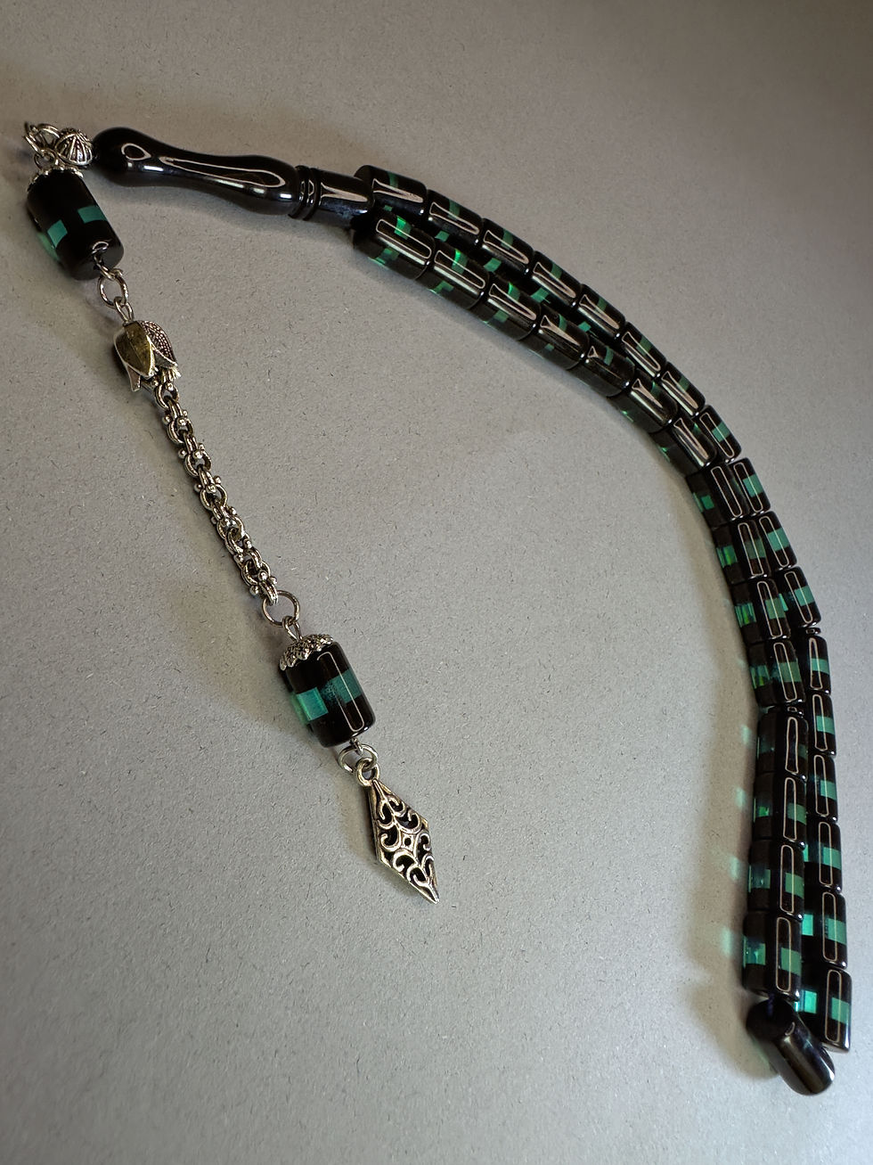 Miniaturbild: Sürmeli Fire Amber Tasbih – Black & Emerald Green Core – Cylinder Cut