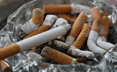 Cigarettes éteintes dans un cendrier illustrant l'arrêt du tabac