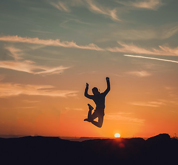 Personne sautant de joie, qui inspire le bonheur