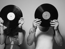 dos personas sosteniendo dos discos