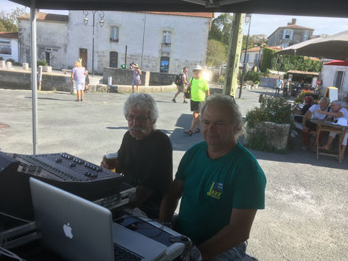 Pianiste événementiel et techniciens à la régie d'un concert.