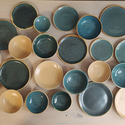 ensemble de petites assiettes colorées