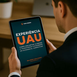 Homem segurando um iPad com o ebook Experiência UAU de Guilherme Viana Gondim