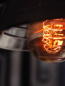 Close de uma lâmpada incandescente acesa, representando o consumo de energia e o novo protagonismo dos consumidores de baixa tensão com a Medida Provisória 1.300/2025.