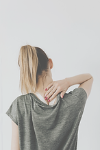 Femme ressentant des tensions au niveau de la nuque