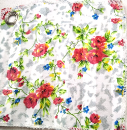 Blanco con flores rojas y azules