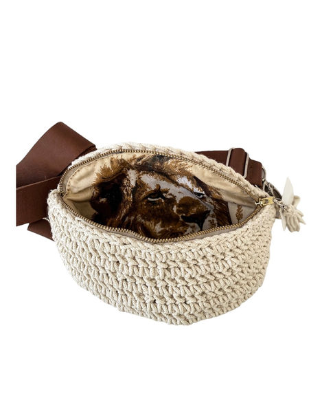 a crocheted bag with a picture of a lion on the inside